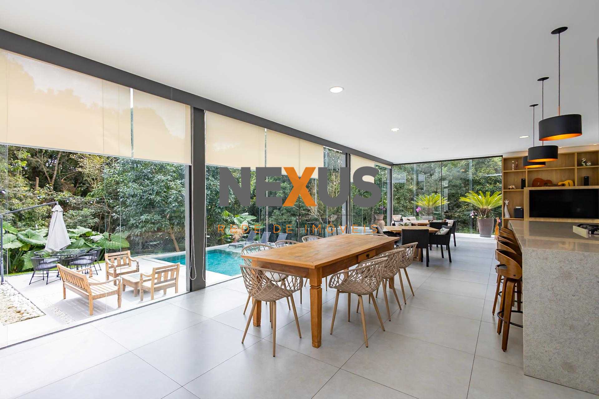 Casa Exclusiva em Condomínio, próximo ao Parque Tingui.
