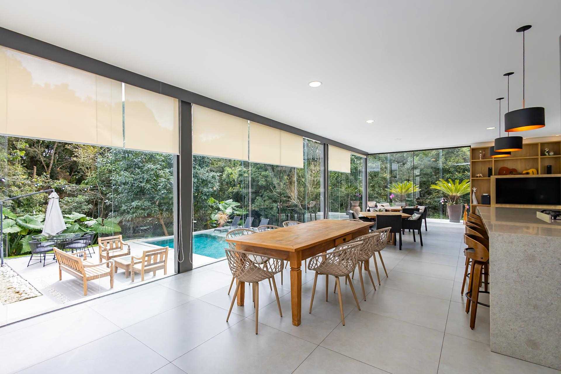 Casa Exclusiva em Condomínio, próximo ao Parque Tingui.