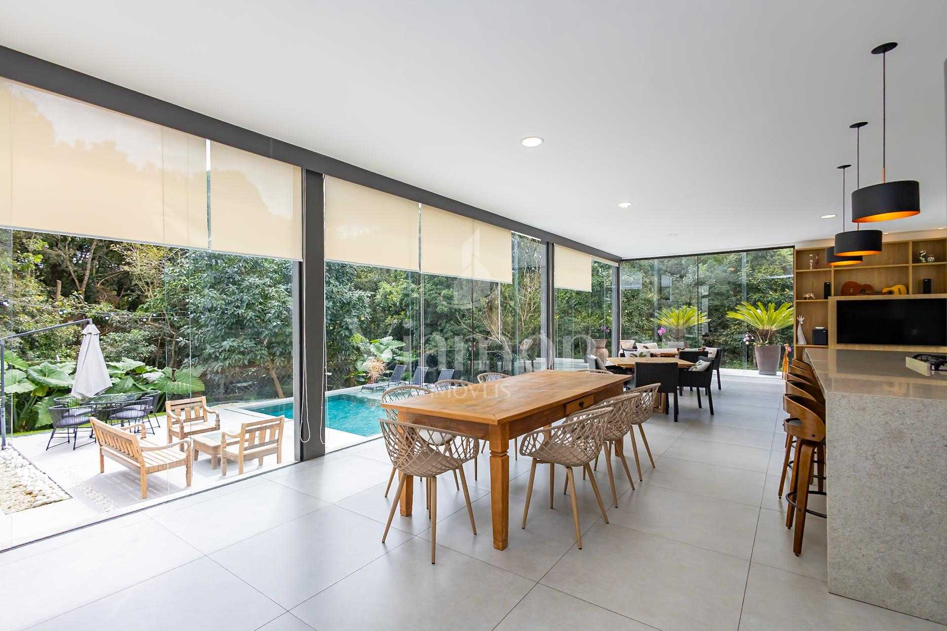 Casa Exclusiva em Condomínio, próximo ao Parque Tingui.