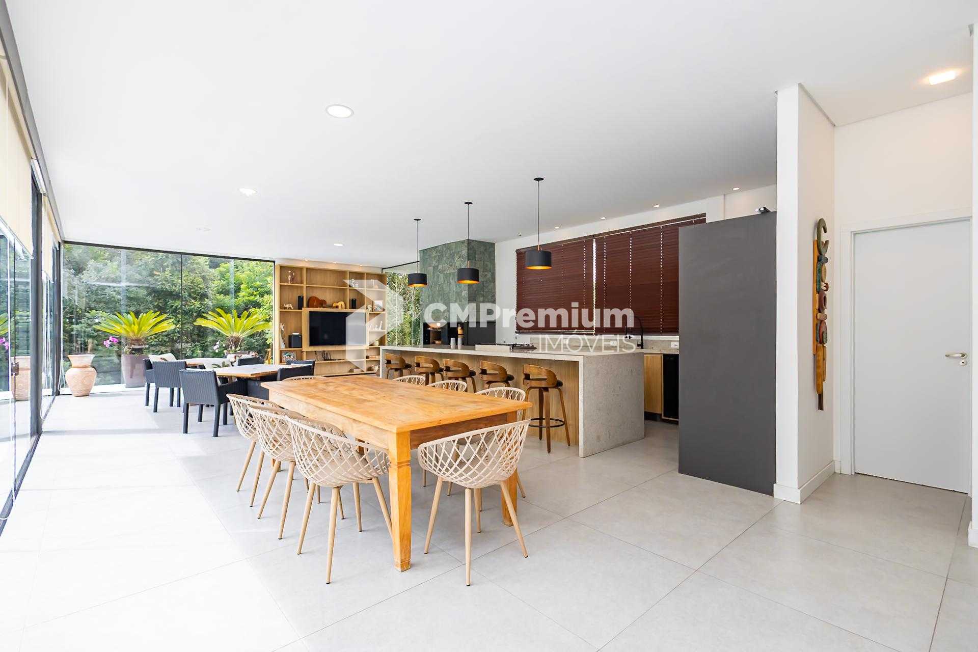 Casa Exclusiva em Condomínio, próximo ao Parque Tingui.