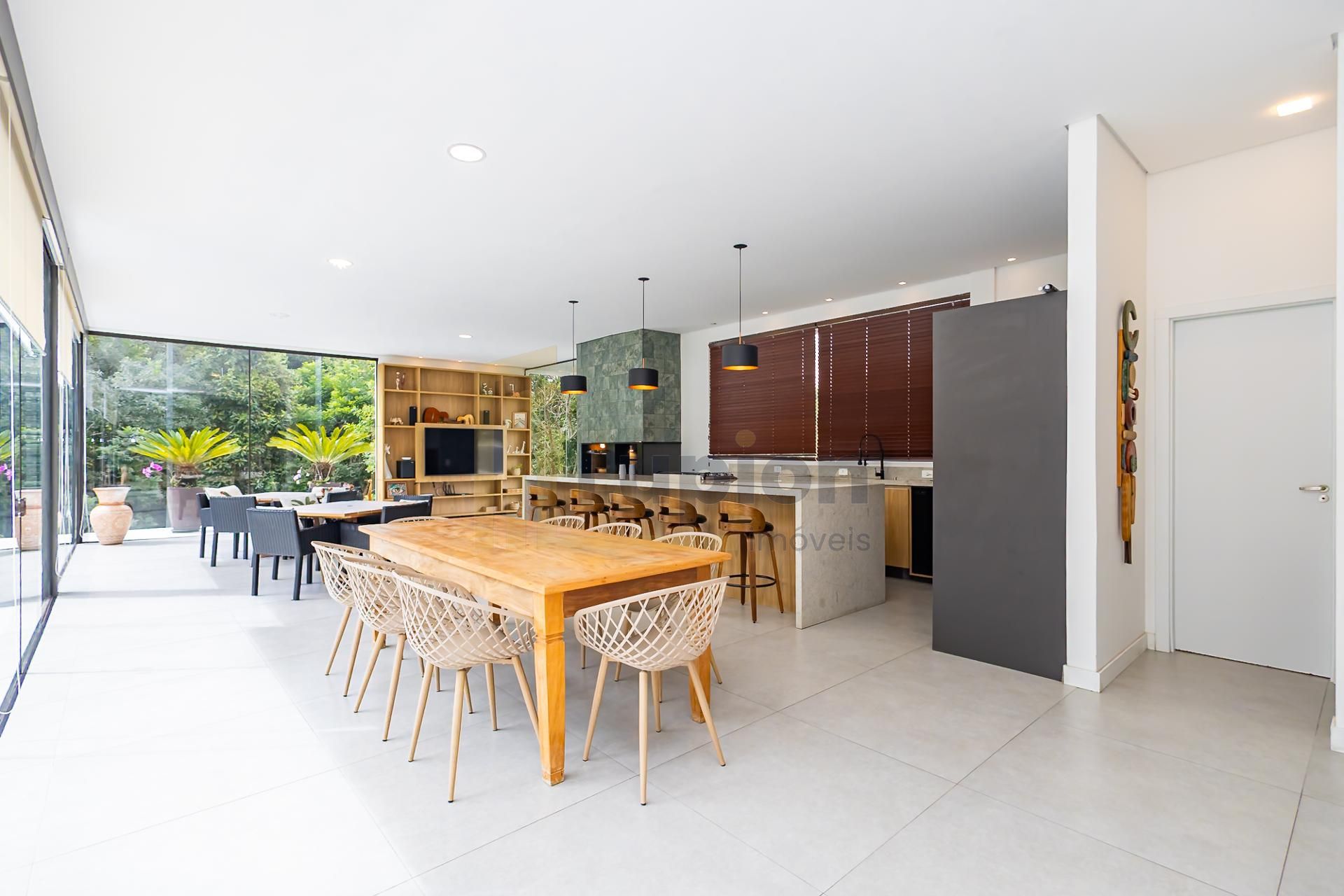 Casa Exclusiva em Condomínio, próximo ao Parque Tingui.