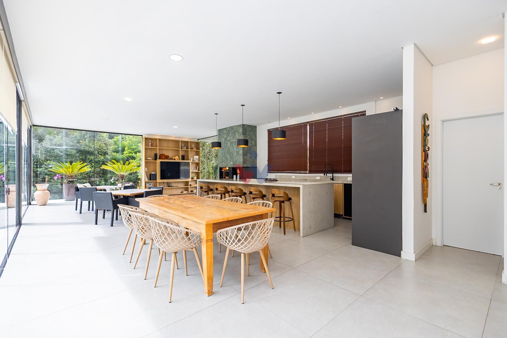 Casa Exclusiva em Condomínio, próximo ao Parque Tingui.