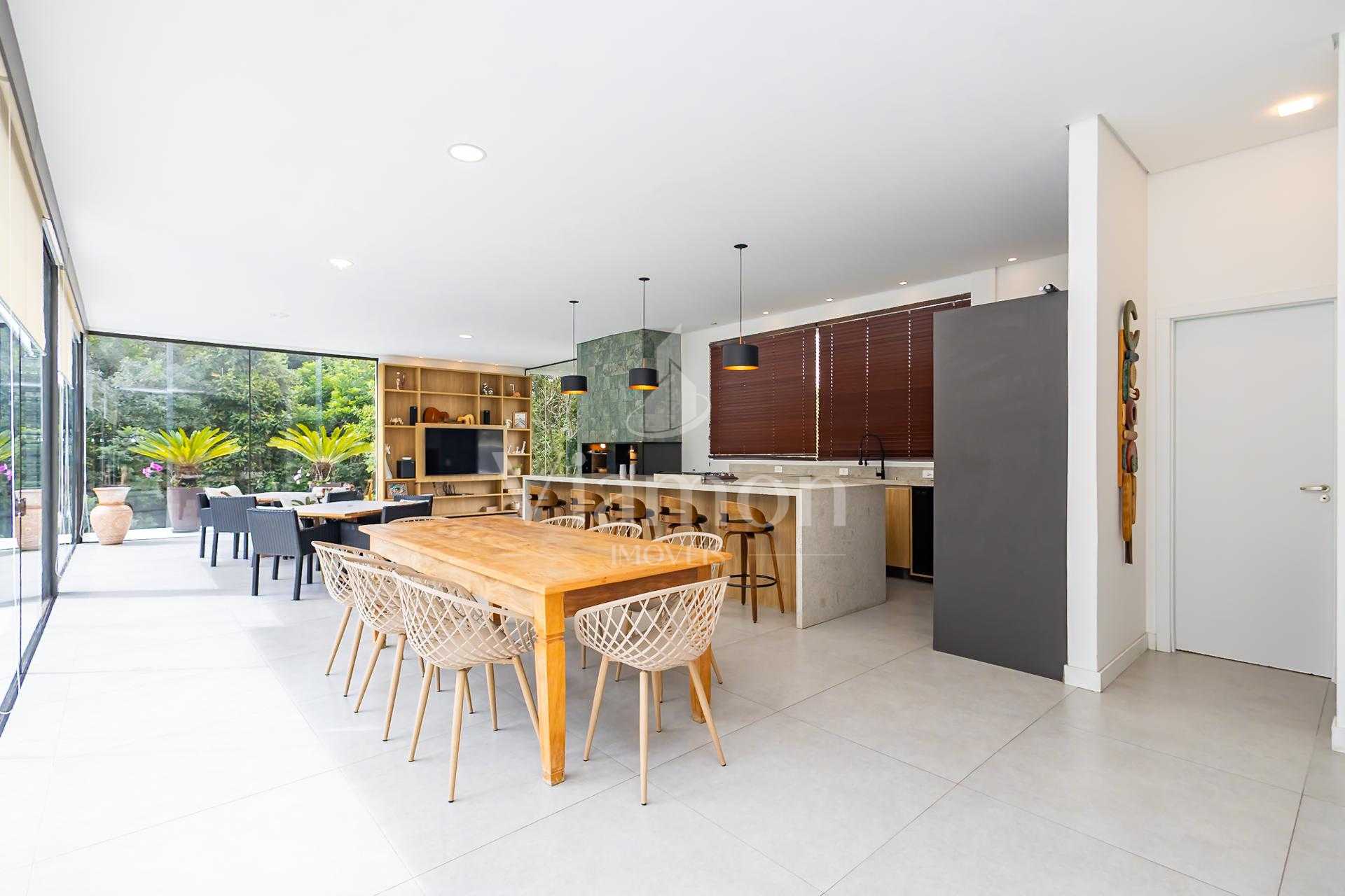 Casa Exclusiva em Condomínio, próximo ao Parque Tingui.