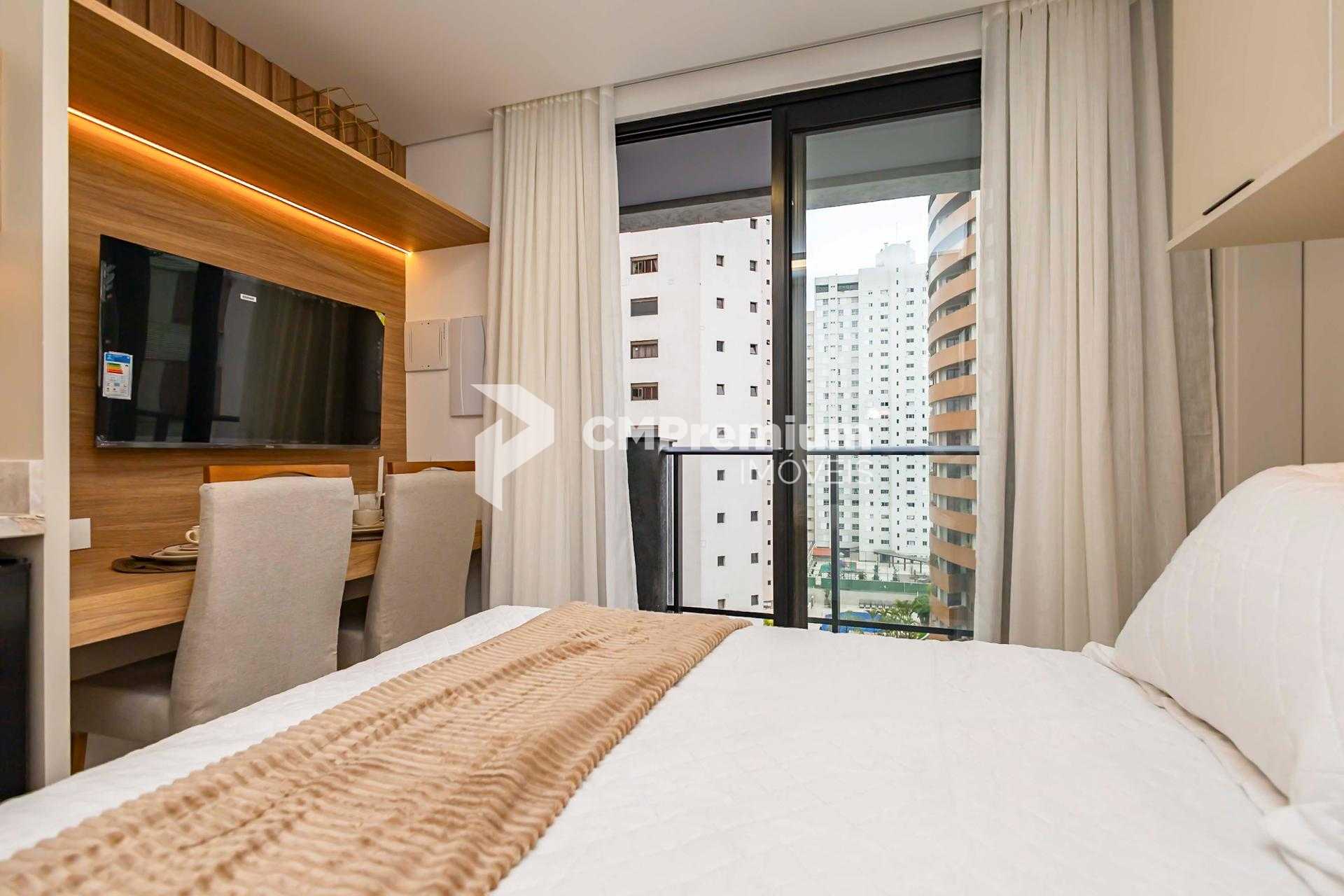 Studio novíssimo, em andar alto, no Batel, decorado, com lazer...