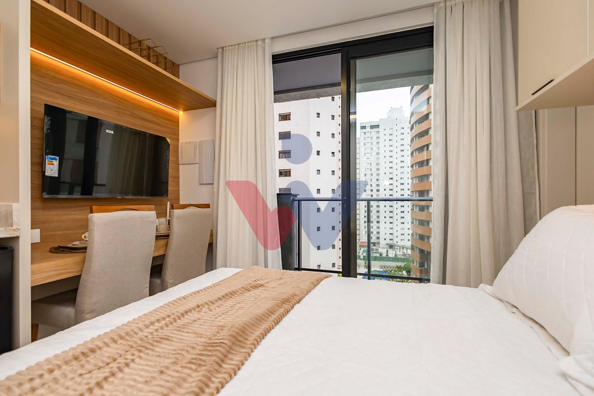 Studio novíssimo, em andar alto, no Batel, decorado, com lazer...