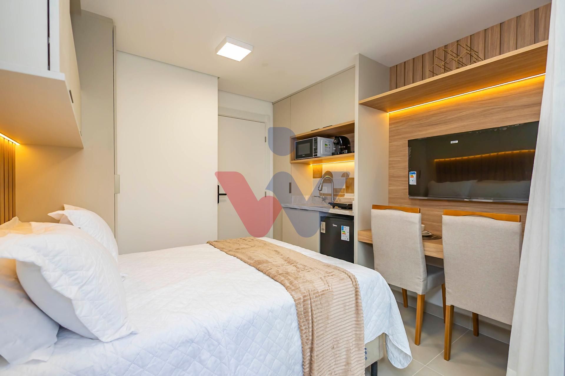 Studio novíssimo, em andar alto, no Batel, decorado, com lazer...