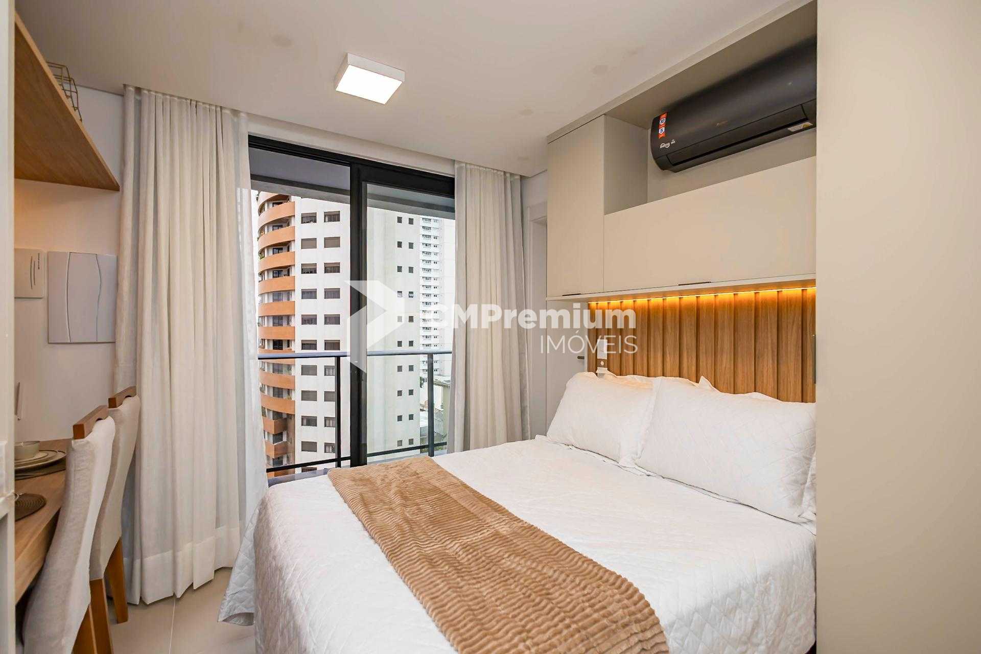 Studio novíssimo, em andar alto, no Batel, decorado, com lazer...