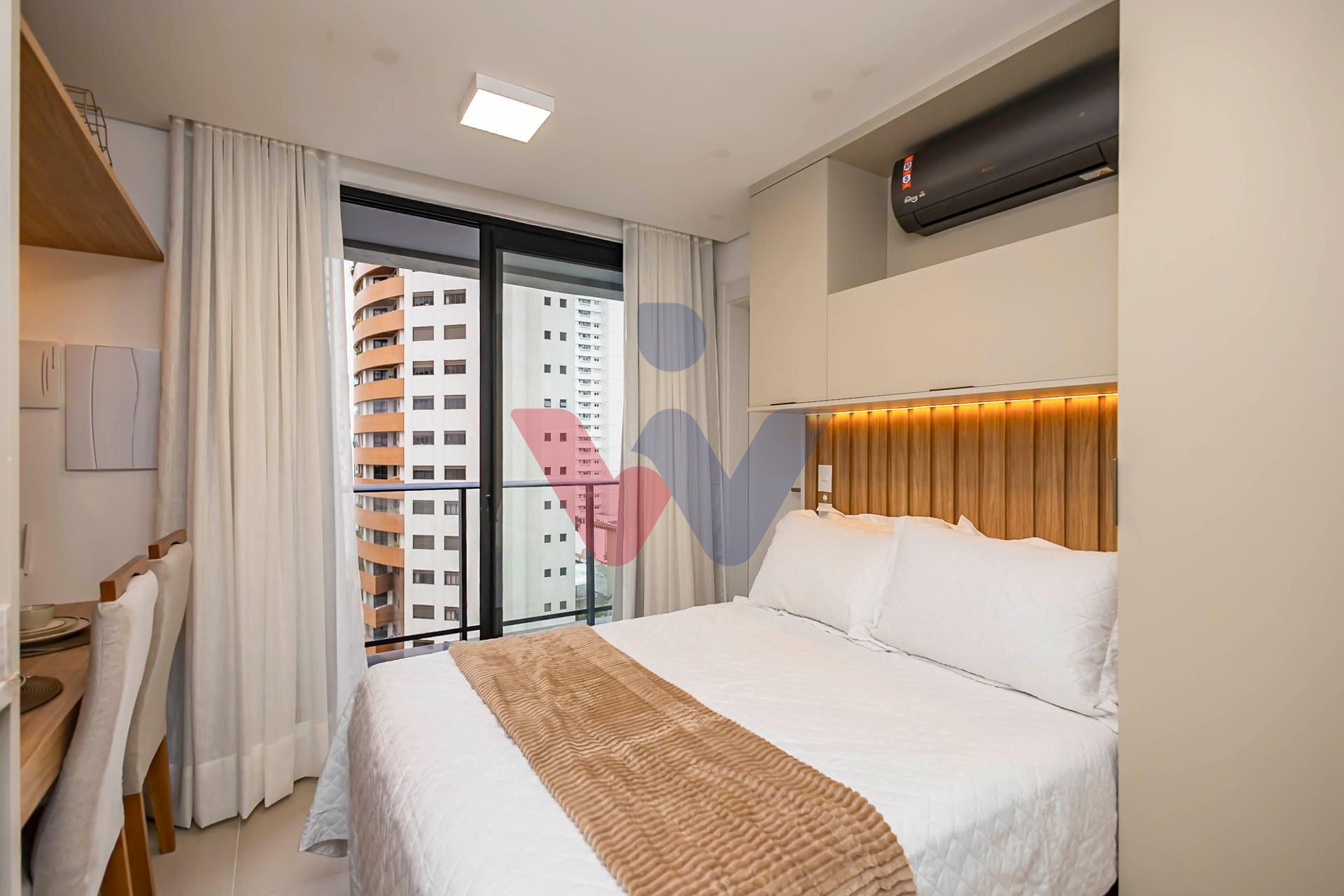 Studio novíssimo, em andar alto, no Batel, decorado, com lazer...