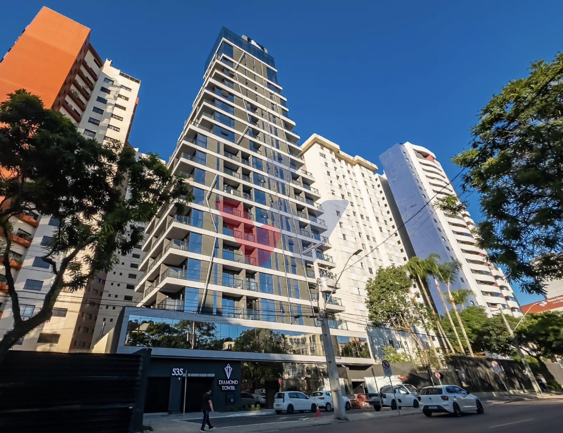 Studio novíssimo, em andar alto, no Batel, decorado, com lazer...