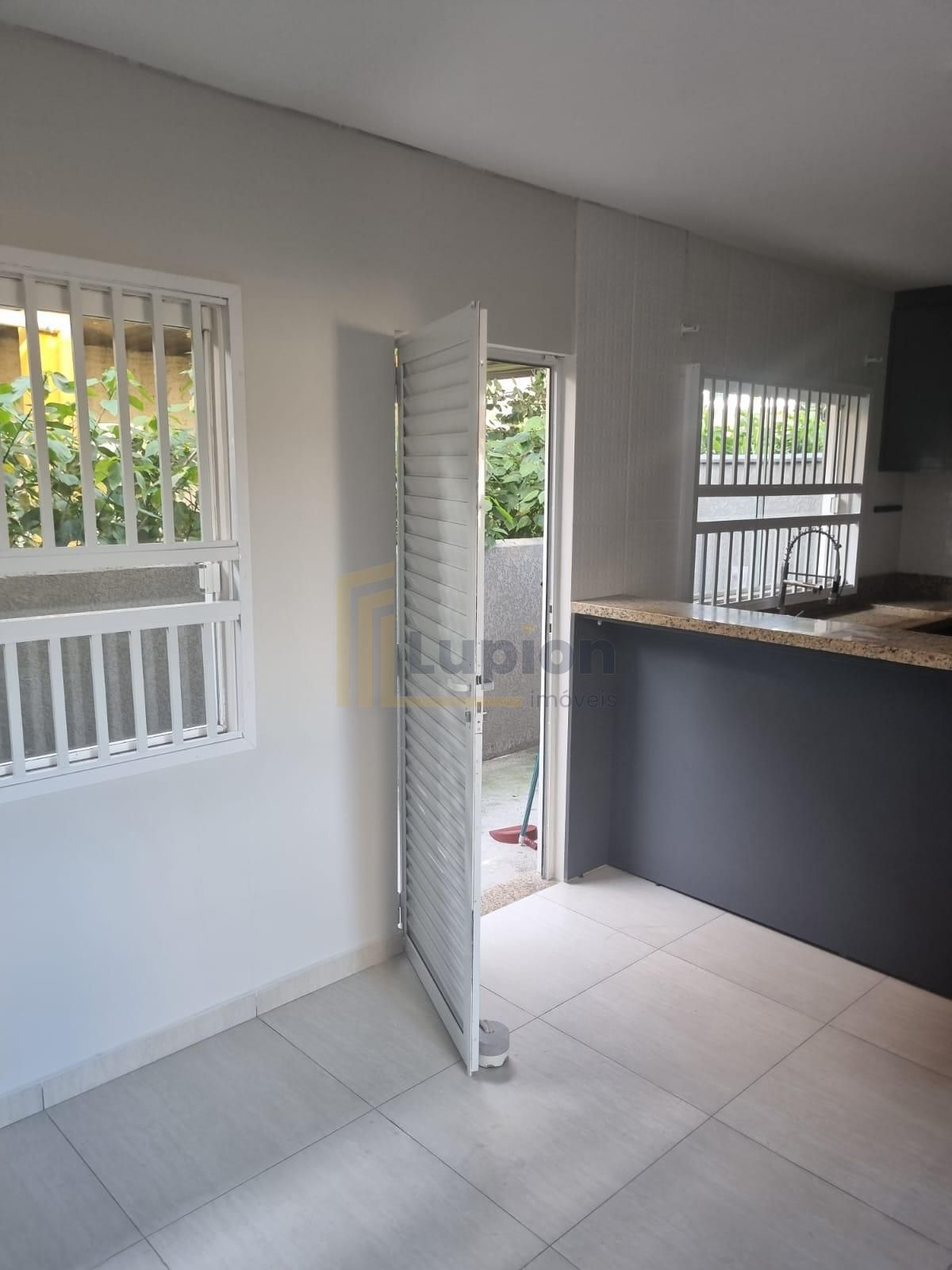 Sobrado reformado à venda, à 150m da praia Itapema do Saí, em ...