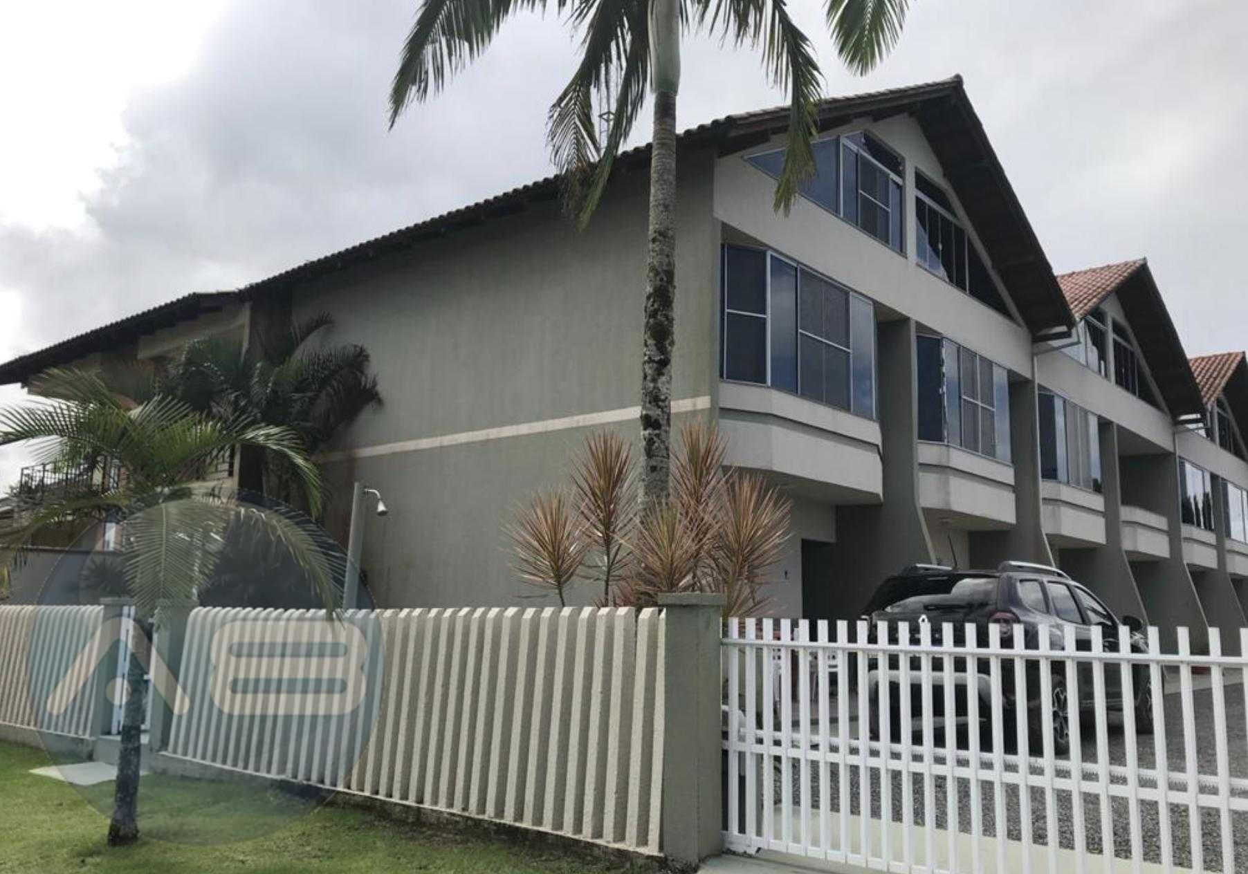 Sobrado ? venda, 150m do mar, em condom?nio fechado no Volta a...