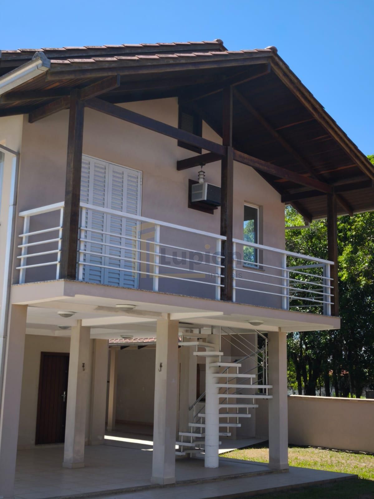 Casa à venda de 2 pavimentos com área gourmet, na Barra do Saí...