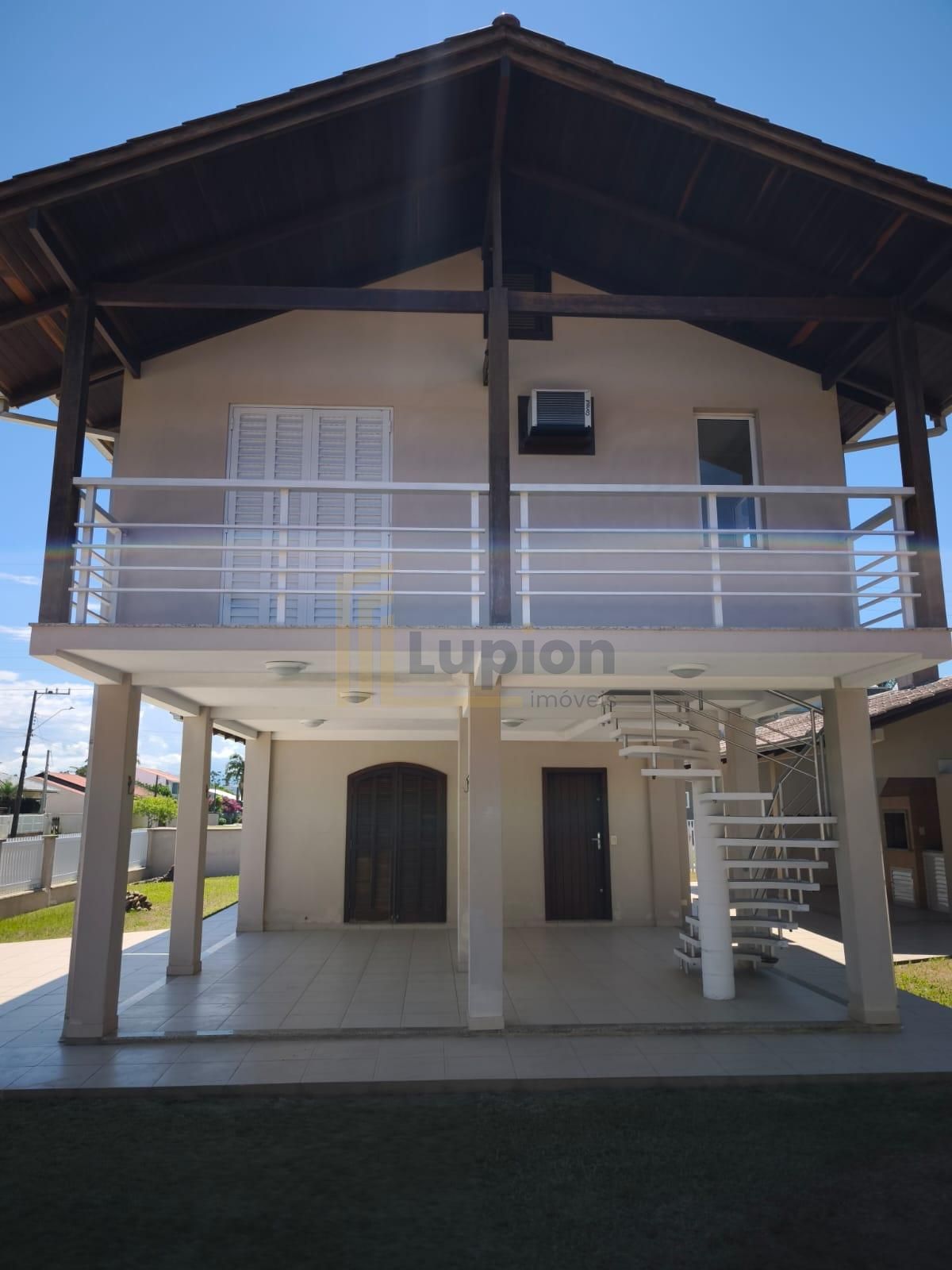 Casa à venda de 2 pavimentos com área gourmet, na Barra do Saí...