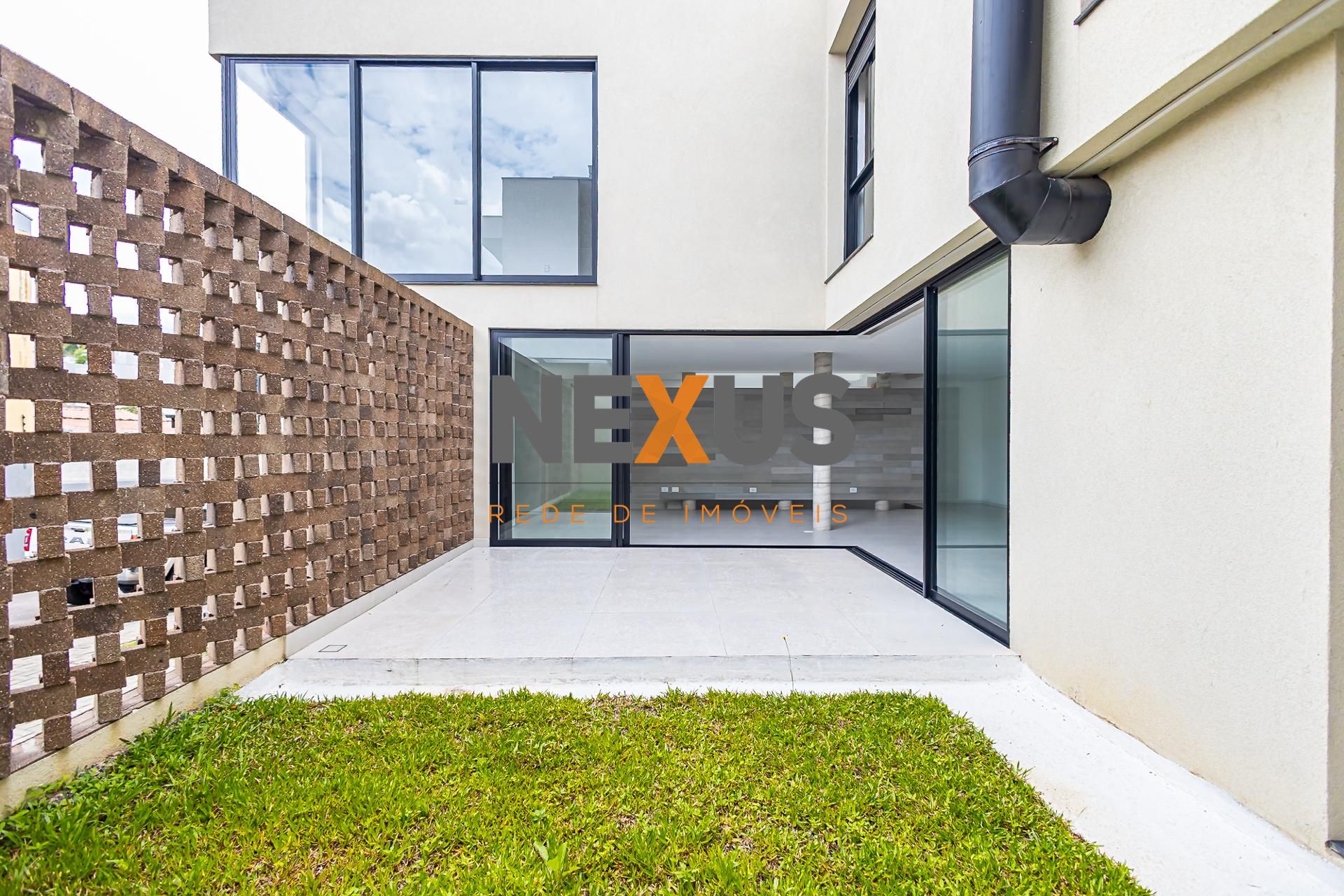 Casa à venda, de alto padrão, face norte, em condomínio fechad...