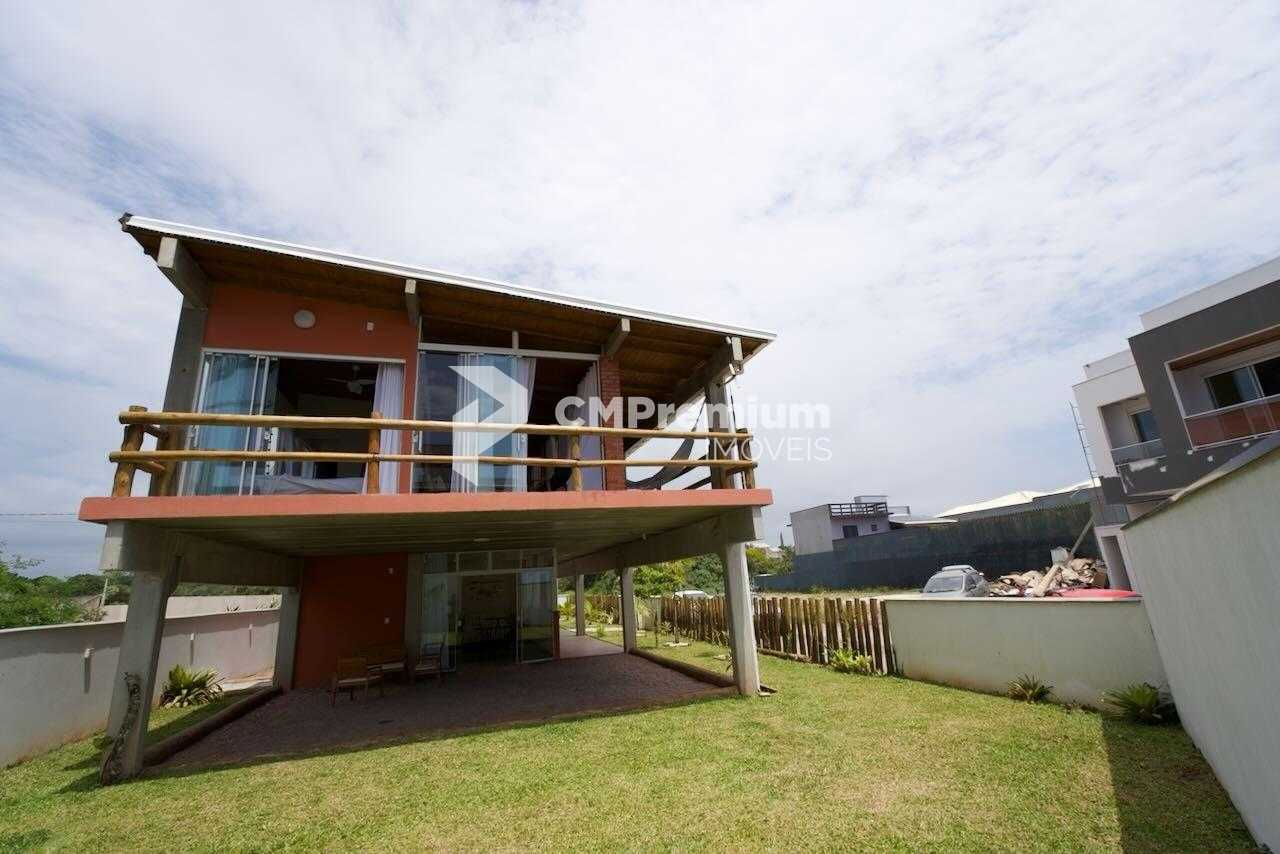Casa a Venda, a 20 metros da praia | 3 dormitórios com 2 suíte...