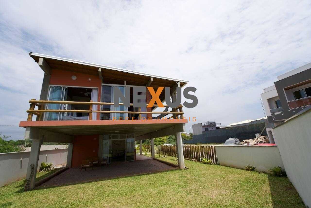 Casa a Venda, a 20 metros da praia | 3 dormitórios com 2 suíte...