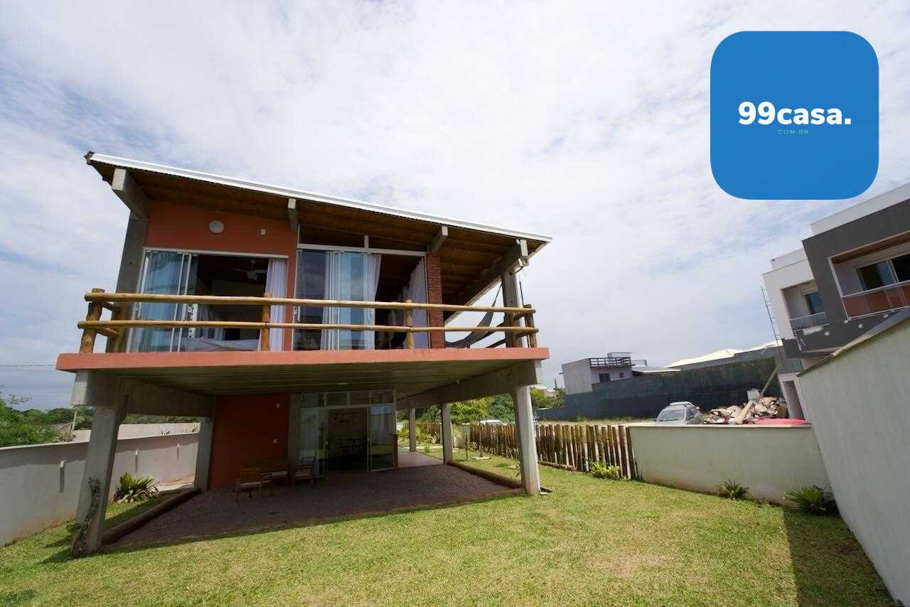 Casa a Venda, a 20 metros da praia | 3 dormitórios com 2 suíte...