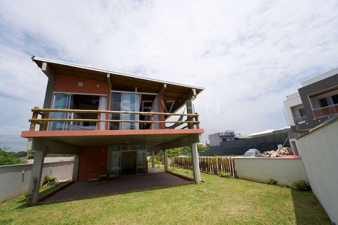 Casa a Venda, a 20 metros da praia | 3 dormitórios com 2 suíte...