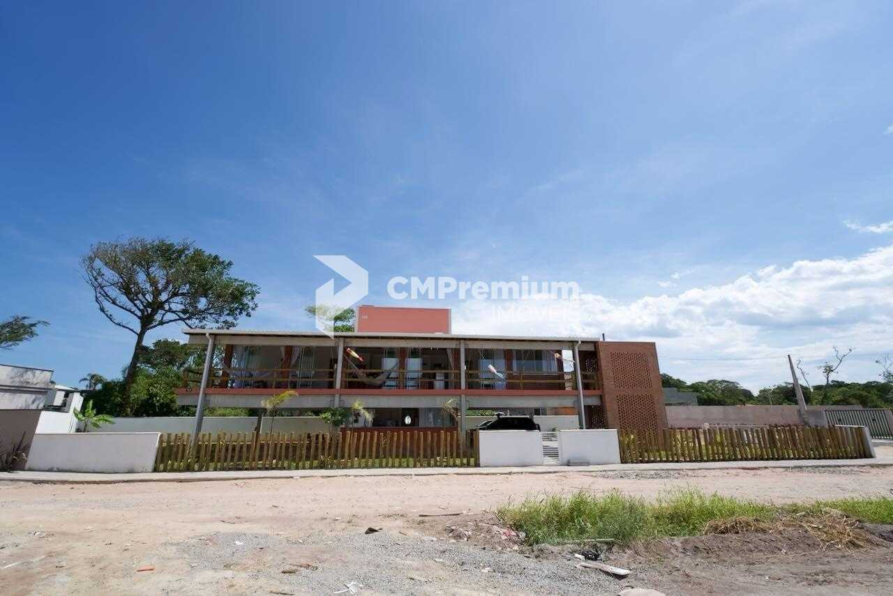 Casa a Venda, a 20 metros da praia | 3 dormitórios com 2 suíte...