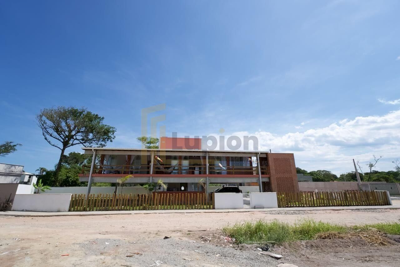 Casa a Venda, a 20 metros da praia | 3 dormitórios com 2 suíte...