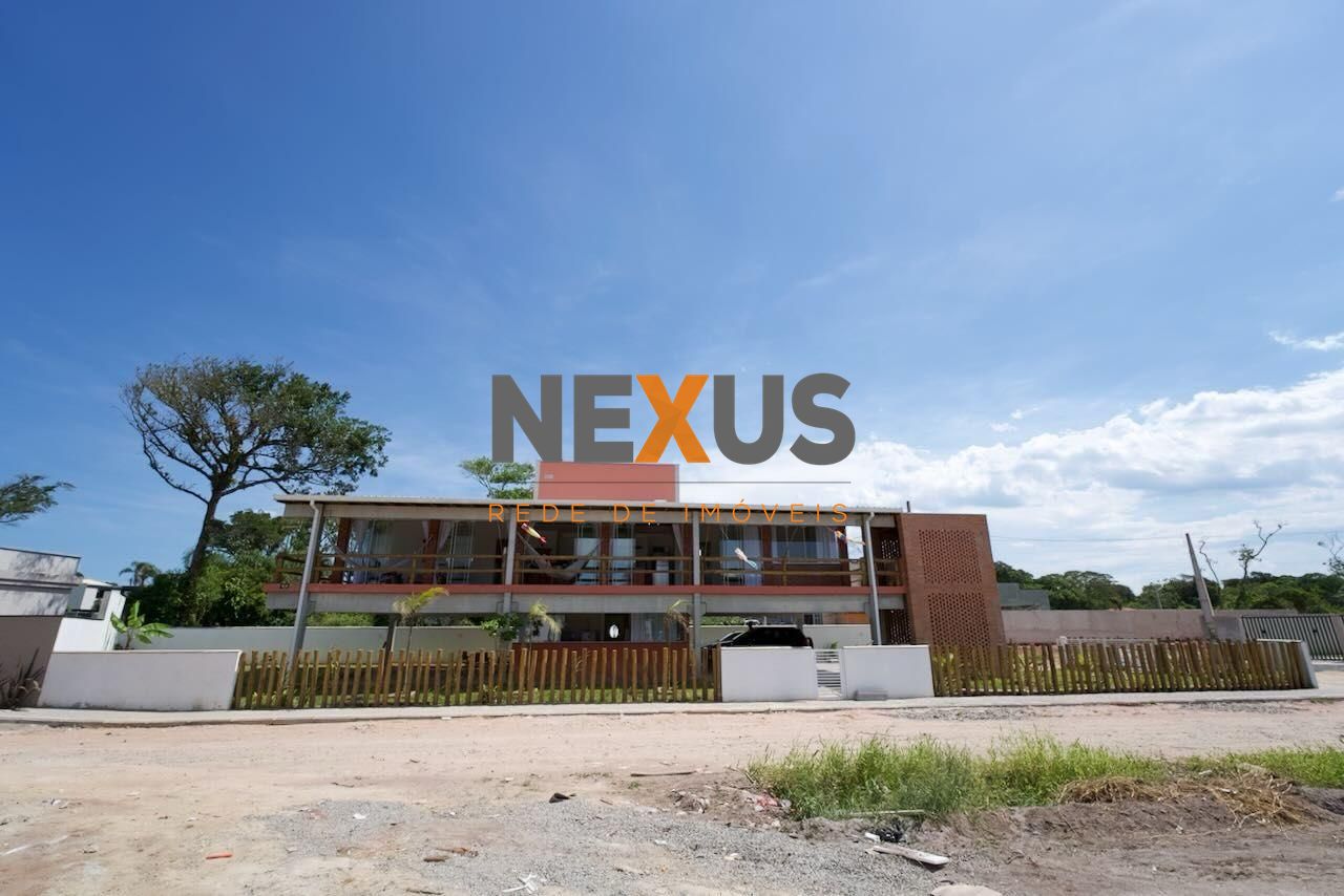 Casa a Venda, a 20 metros da praia | 3 dormitórios com 2 suíte...