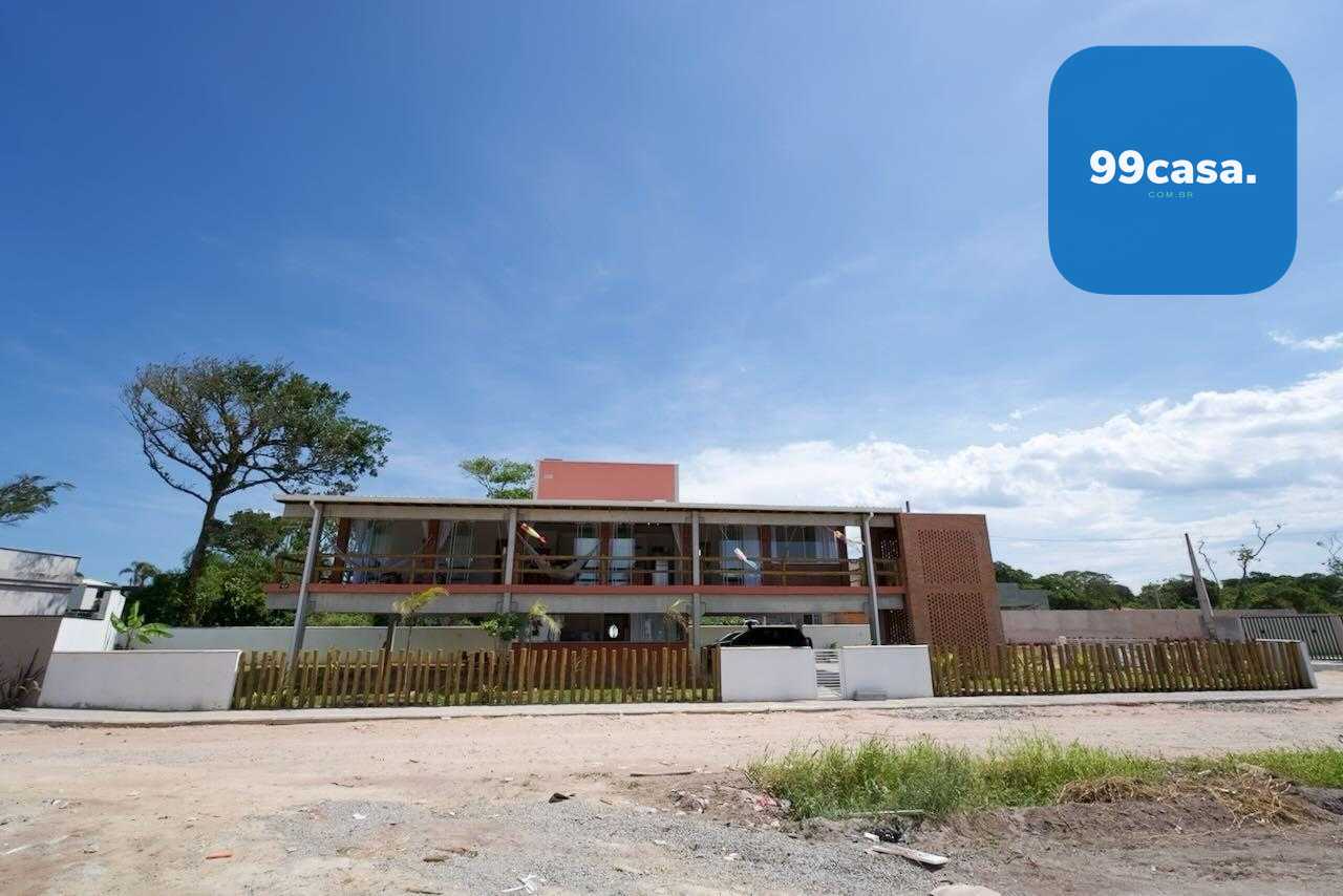 Casa a Venda, a 20 metros da praia | 3 dormitórios com 2 suíte...