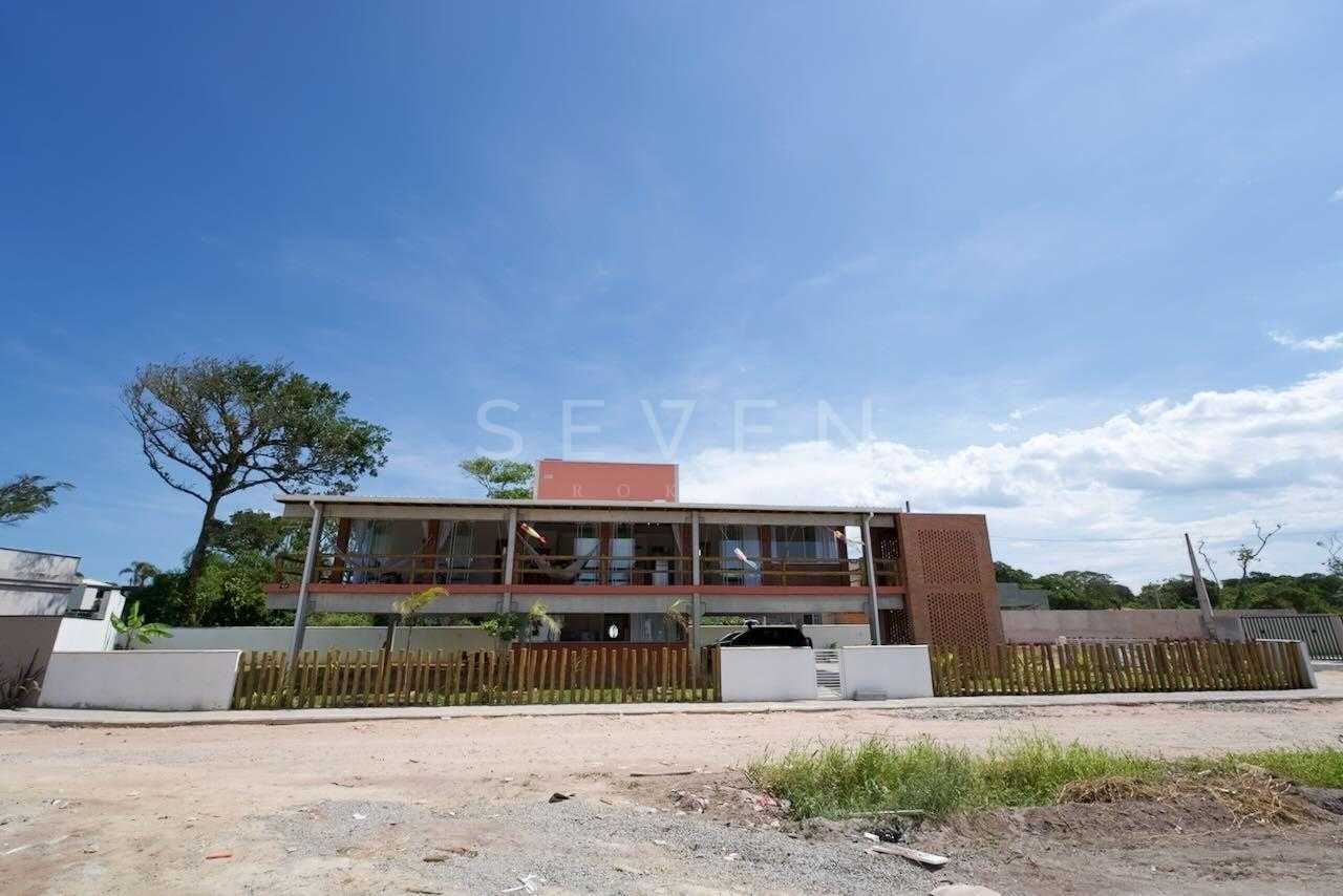 Casa a Venda, a 20 metros da praia | 3 dormitórios com 2 suíte...