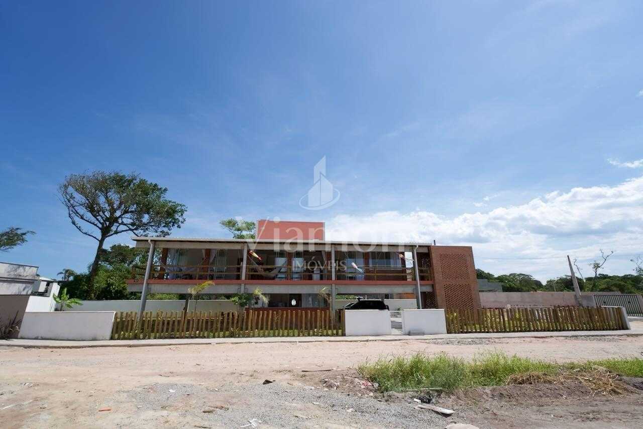 Casa a Venda, a 20 metros da praia | 3 dormitórios com 2 suíte...