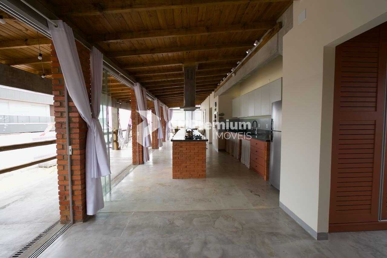 Casa a Venda, a 20 metros da praia | 3 dormitórios com 2 suíte...