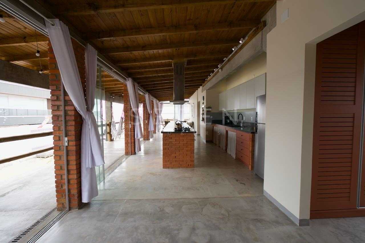 Casa a Venda, a 20 metros da praia | 3 dormitórios com 2 suíte...