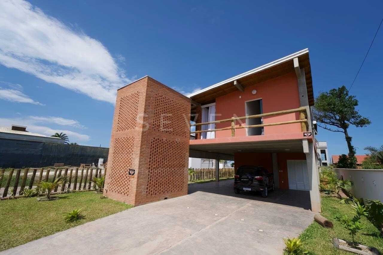 Casa a Venda, a 20 metros da praia | 3 dormitórios com 2 suíte...