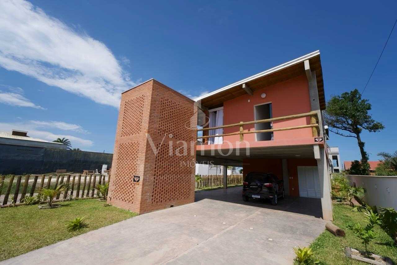 Casa a Venda, a 20 metros da praia | 3 dormitórios com 2 suíte...