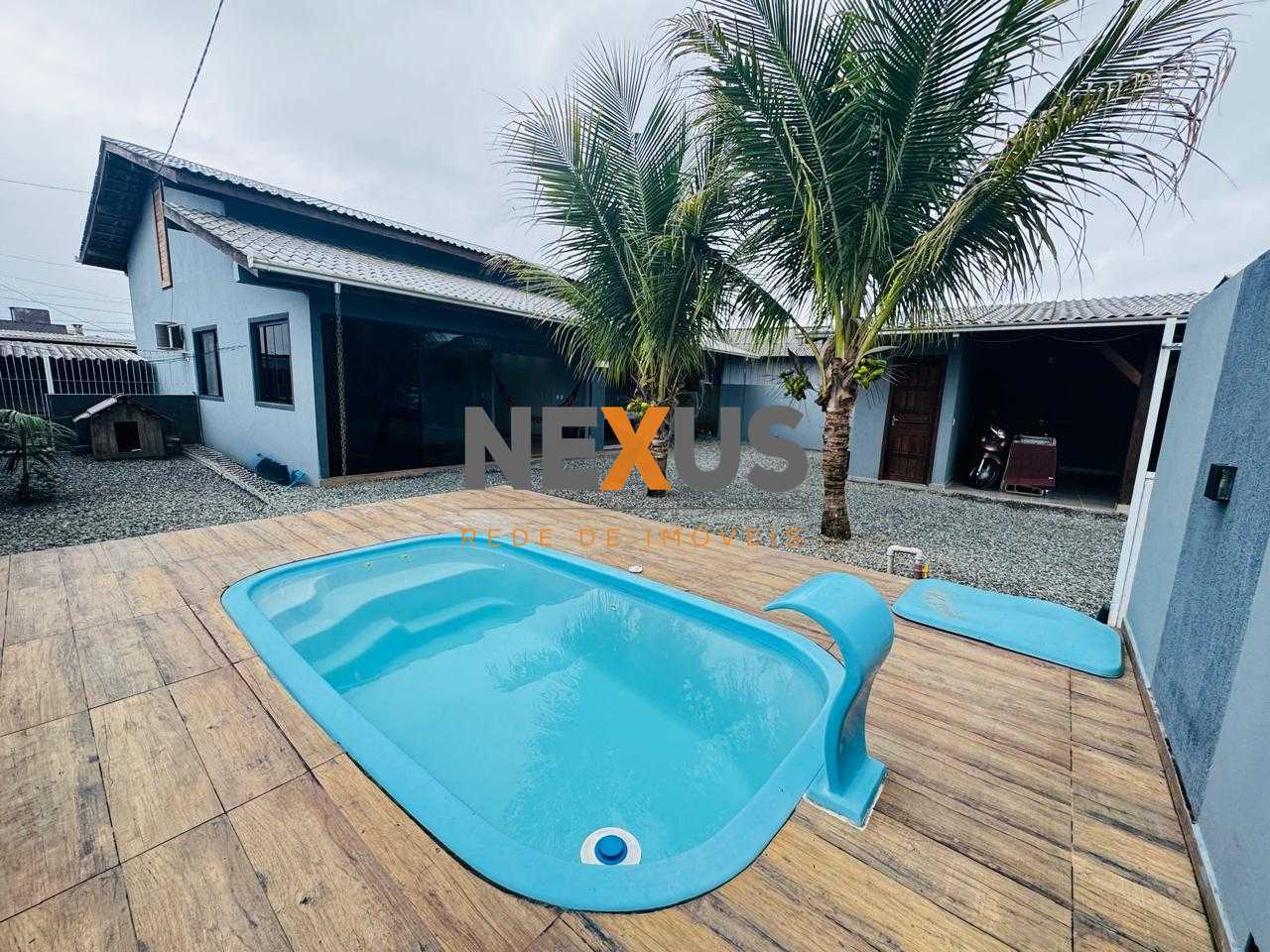 Casa com piscina aquecida à venda no Itacolomi - Piçarras SC, ...