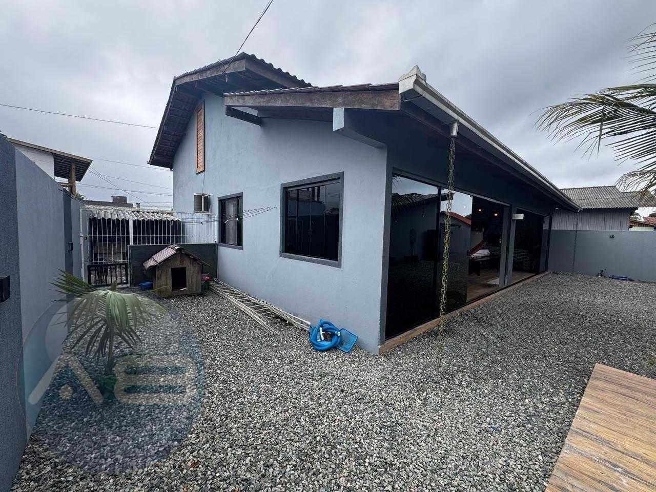Casa com piscina aquecida ? venda no Itacolomi - Pi?arras SC, ...