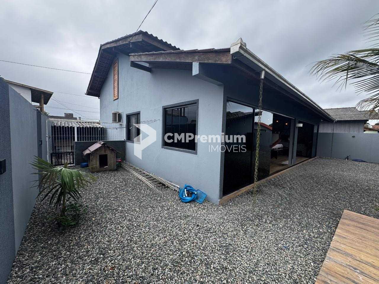 Casa com piscina aquecida à venda no Itacolomi - Piçarras SC, ...