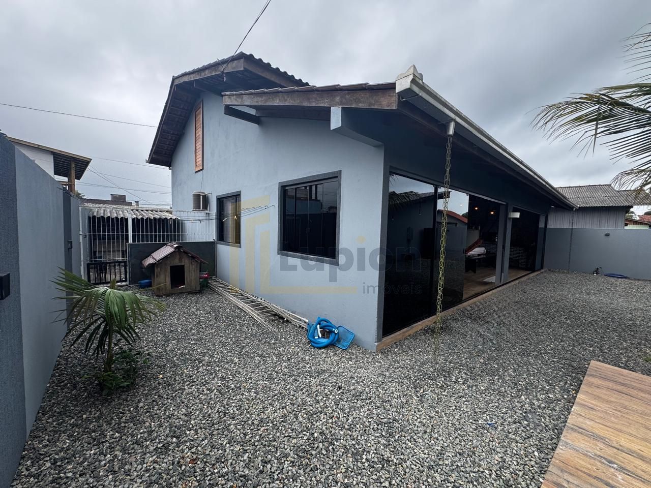 Casa com piscina aquecida à venda no Itacolomi - Piçarras SC, ...