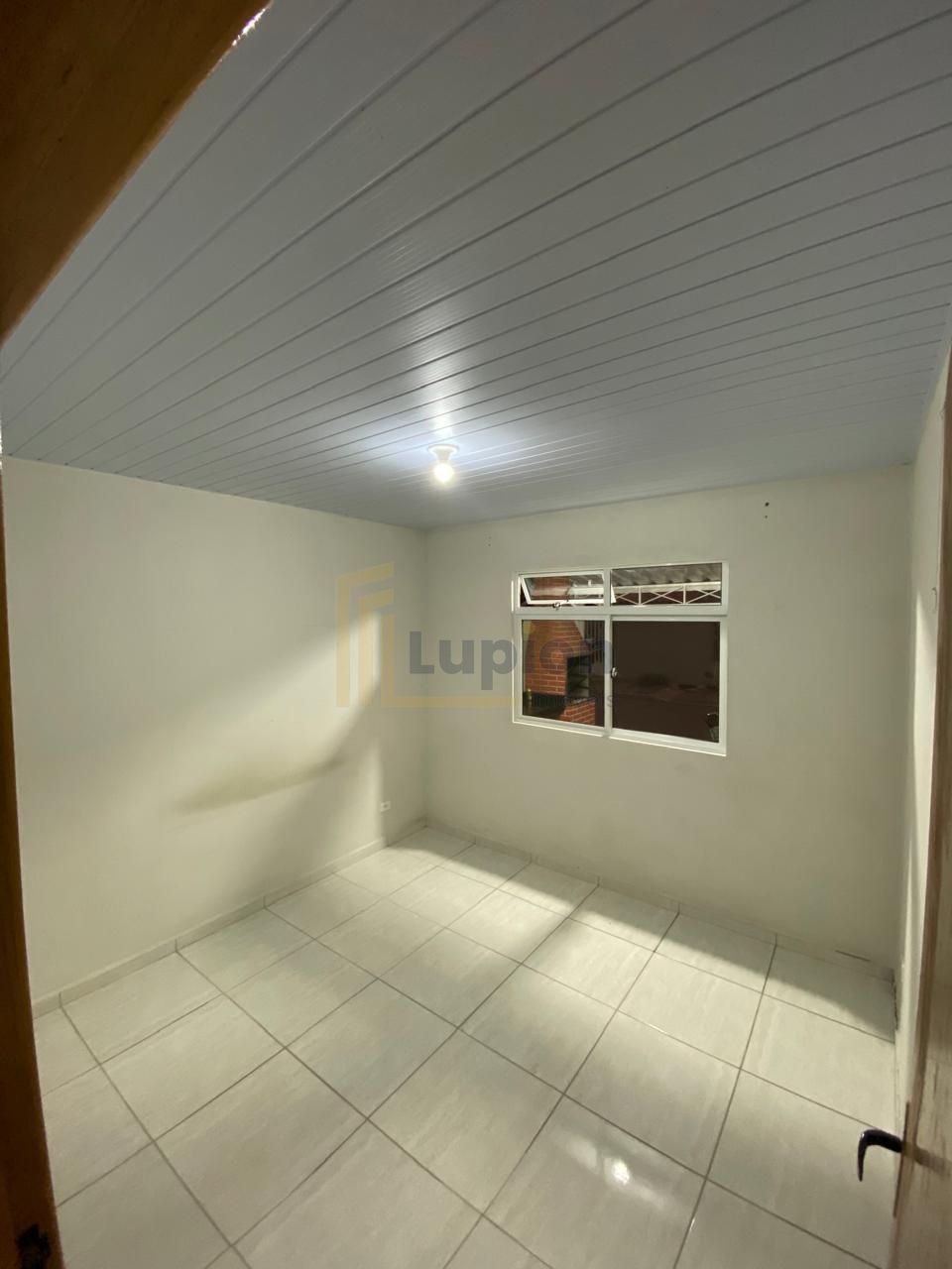 Casa 2 quartos com churrasqueira e garagem coberta no Estados,...