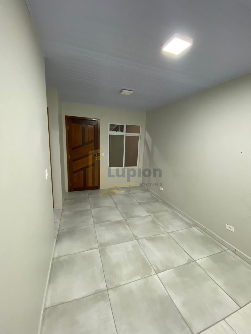 Casa 2 quartos com churrasqueira e garagem coberta no Estados,...