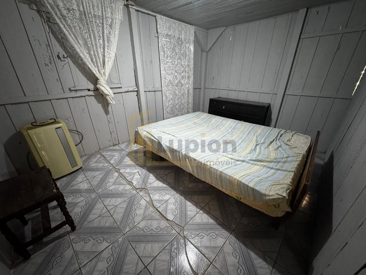 Casa à venda com terreno amplo perto da praia, em  PICARRAS - SC