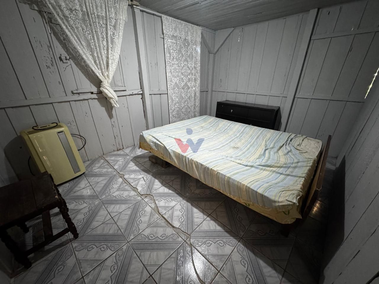 Casa à venda com terreno amplo perto da praia, em  PICARRAS - SC