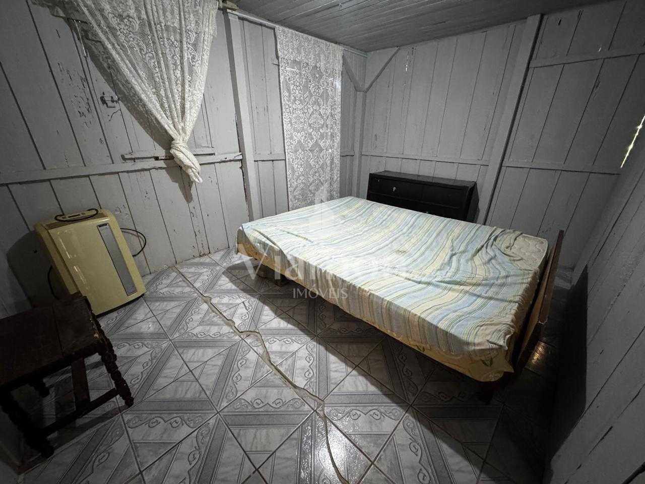 Casa à venda com terreno amplo perto da praia, em  PICARRAS - SC