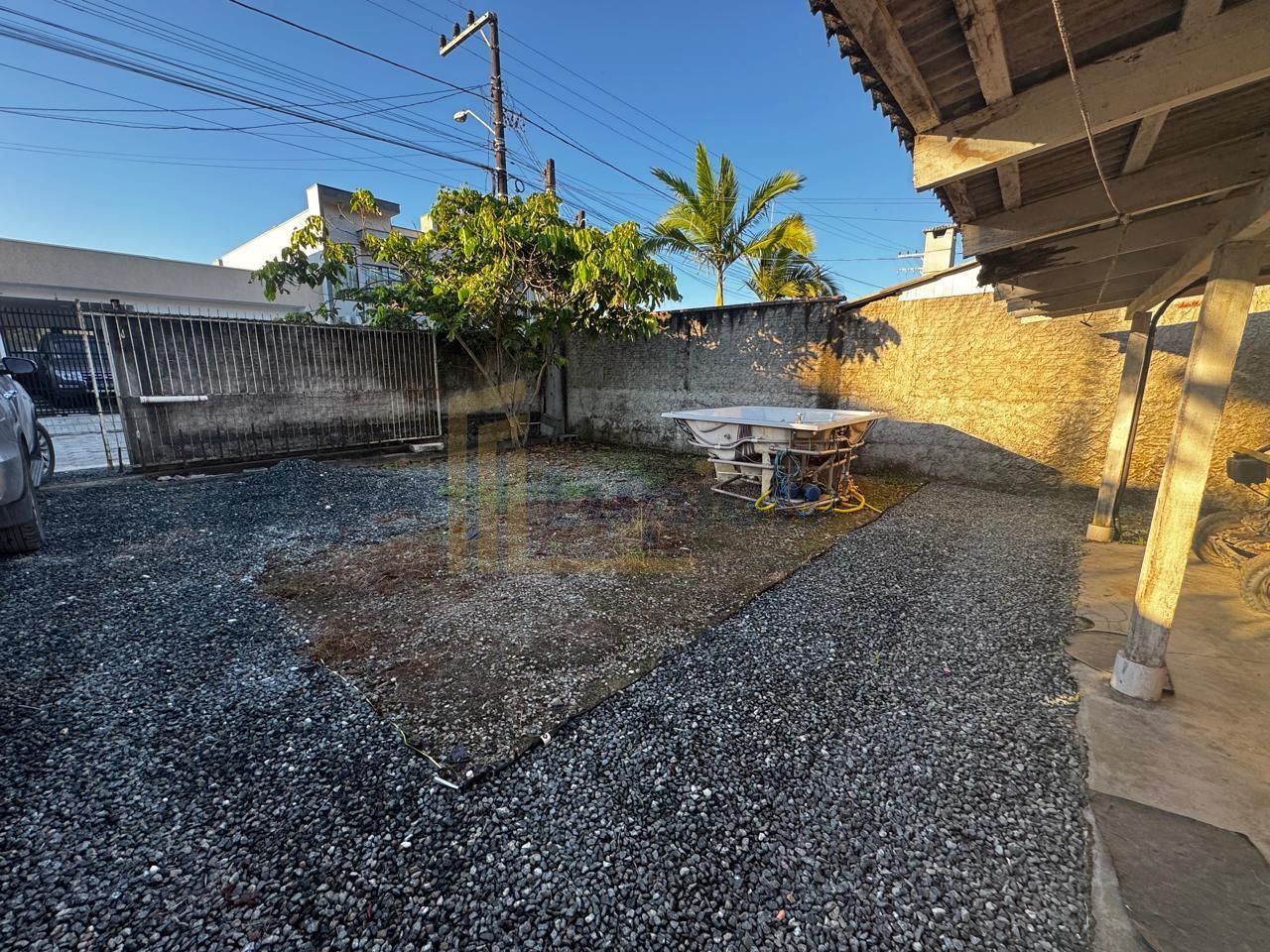 Casa à venda com terreno amplo perto da praia, em  PICARRAS - SC