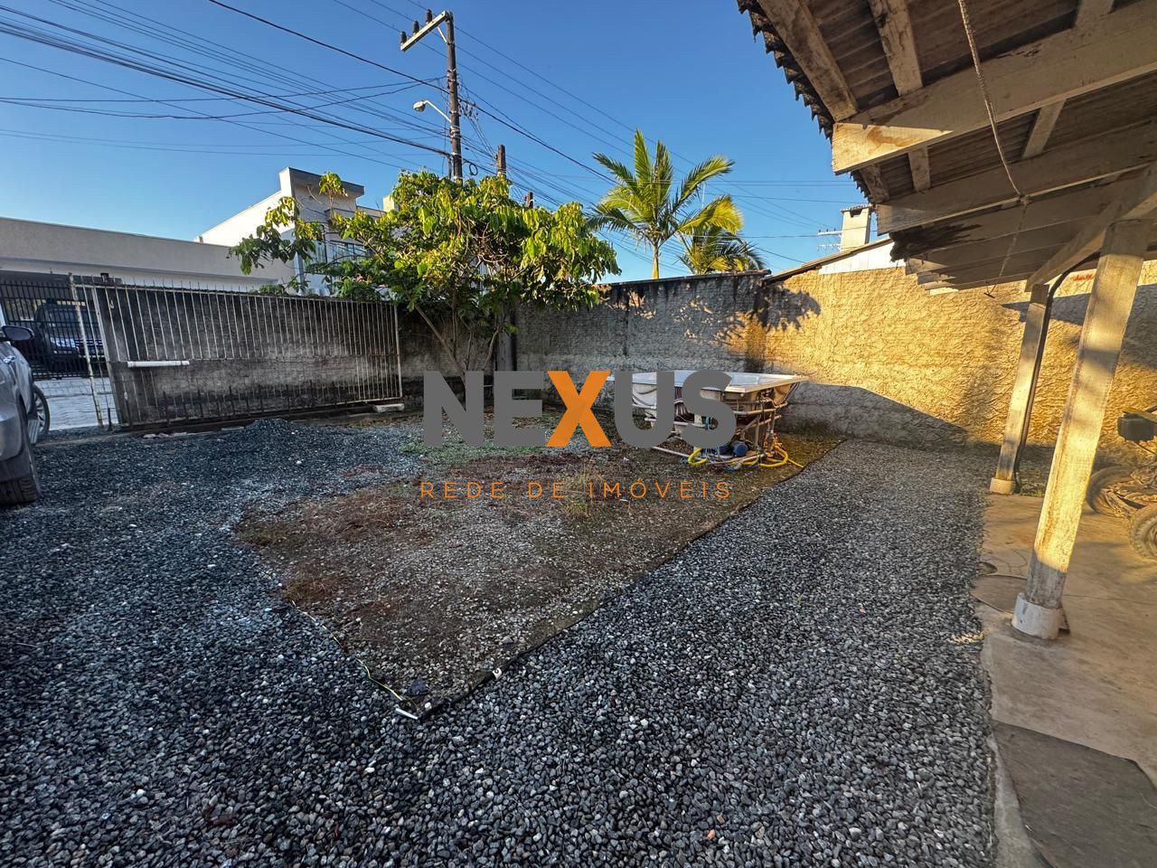 Casa à venda com terreno amplo perto da praia, em  PICARRAS - SC