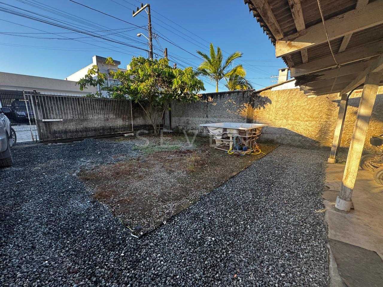 Casa à venda com terreno amplo perto da praia, em  PICARRAS - SC
