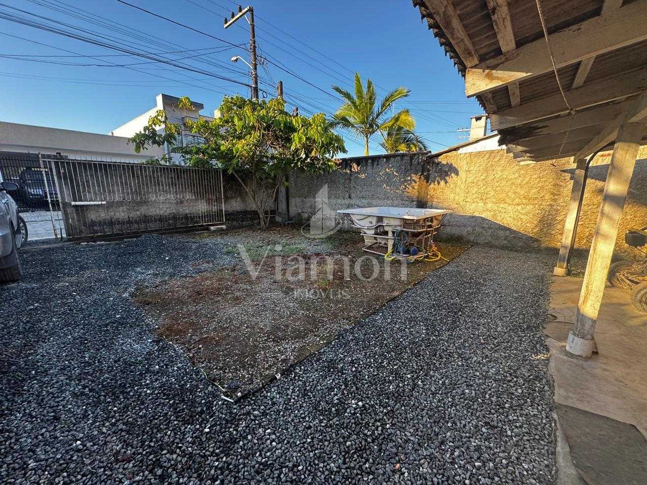 Casa à venda com terreno amplo perto da praia, em  PICARRAS - SC