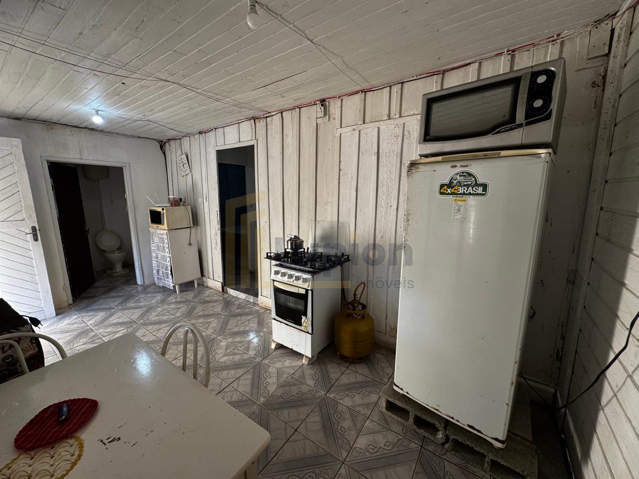 Casa à venda com terreno amplo perto da praia, em  PICARRAS - SC