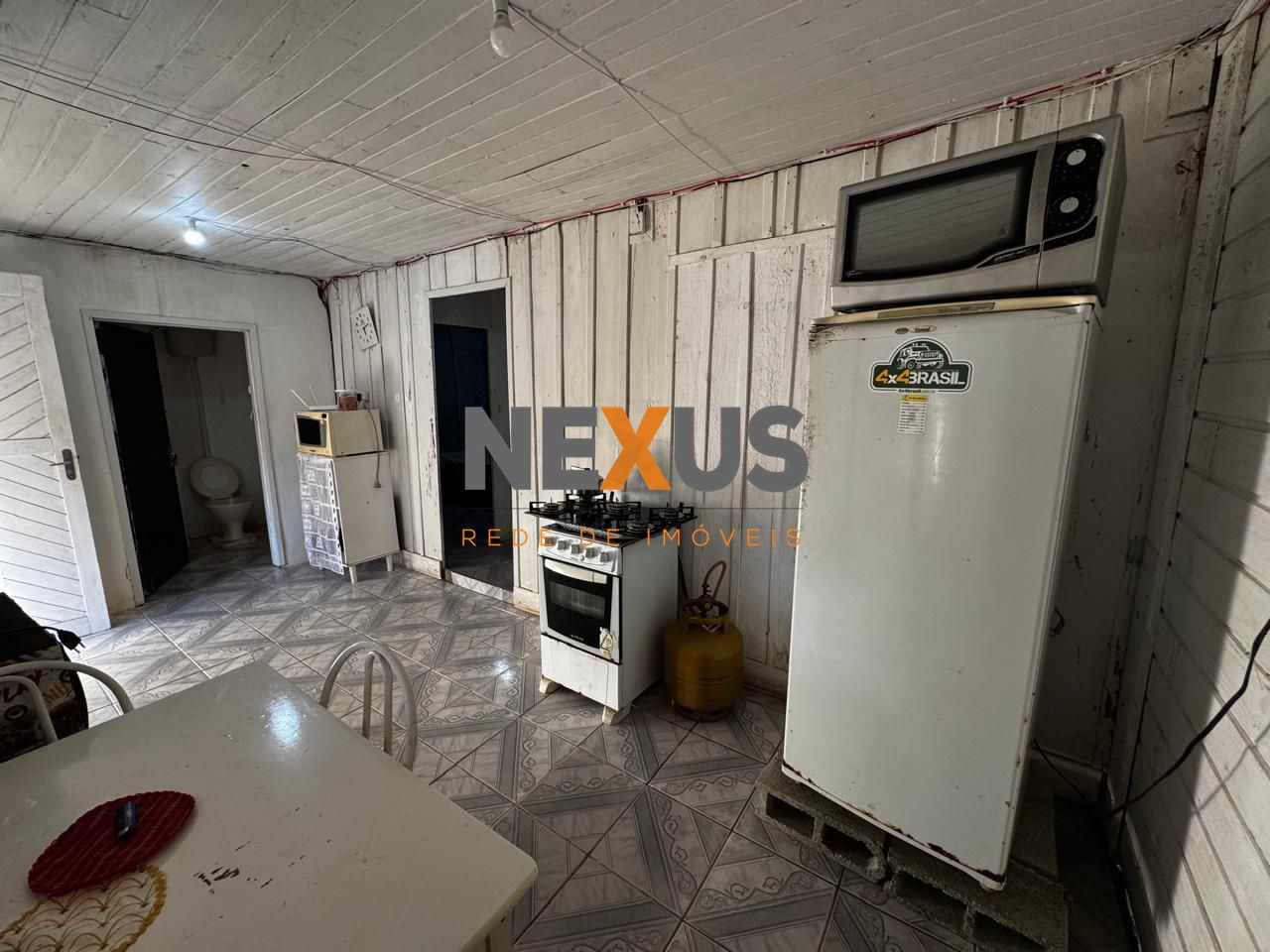 Casa à venda com terreno amplo perto da praia, em  PICARRAS - SC