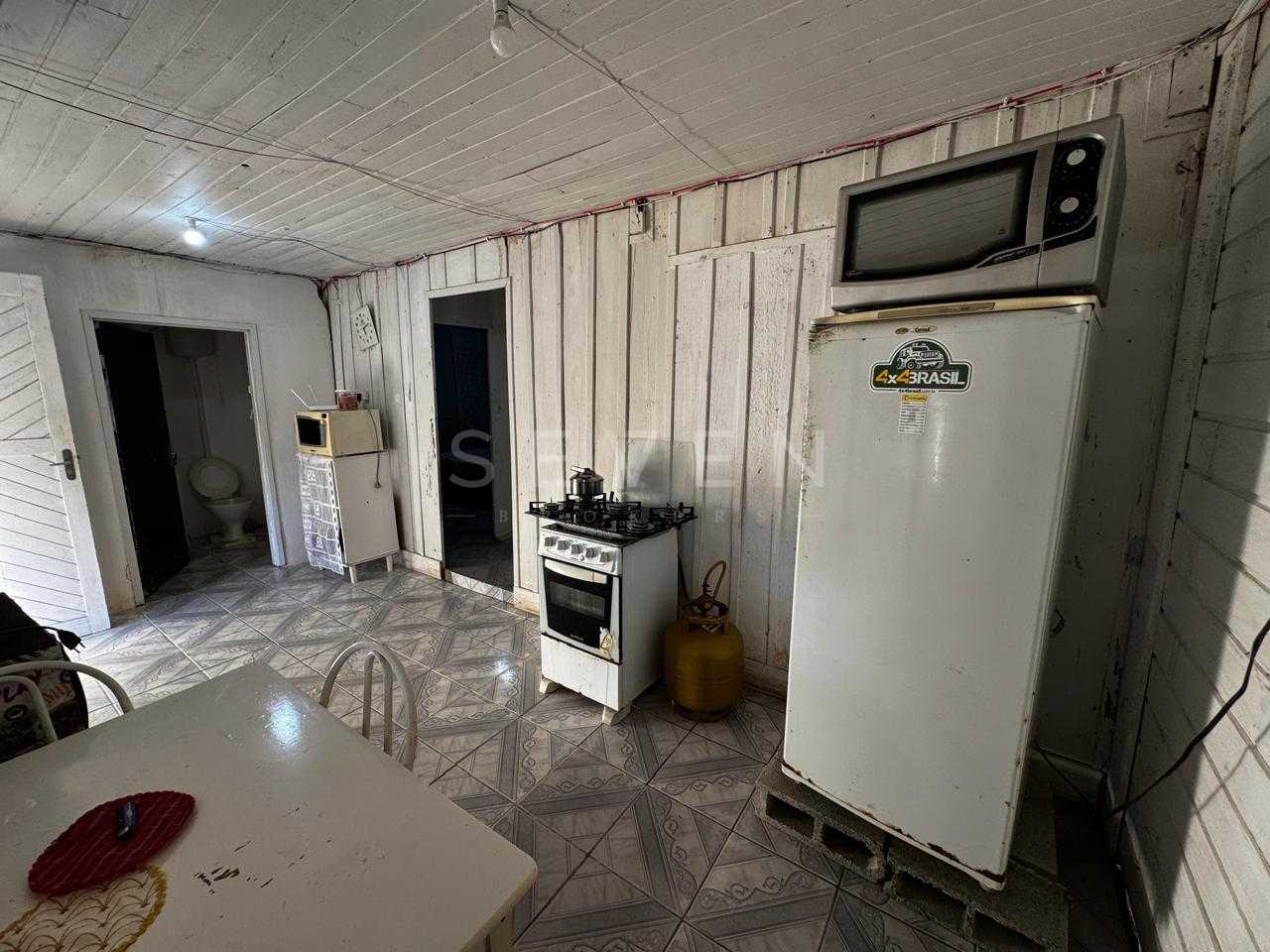 Casa à venda com terreno amplo perto da praia, em  PICARRAS - SC