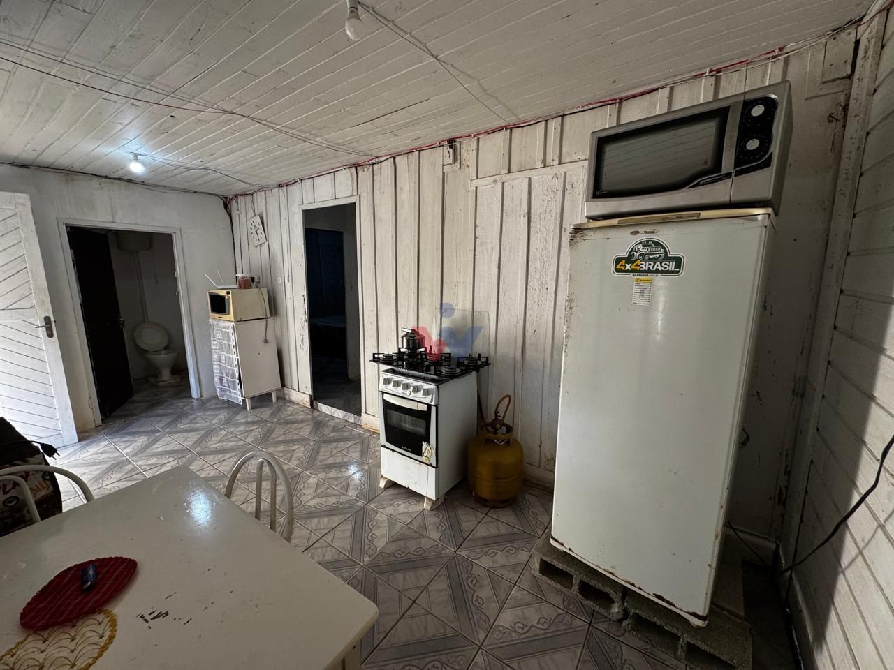 Casa à venda com terreno amplo perto da praia, em  PICARRAS - SC