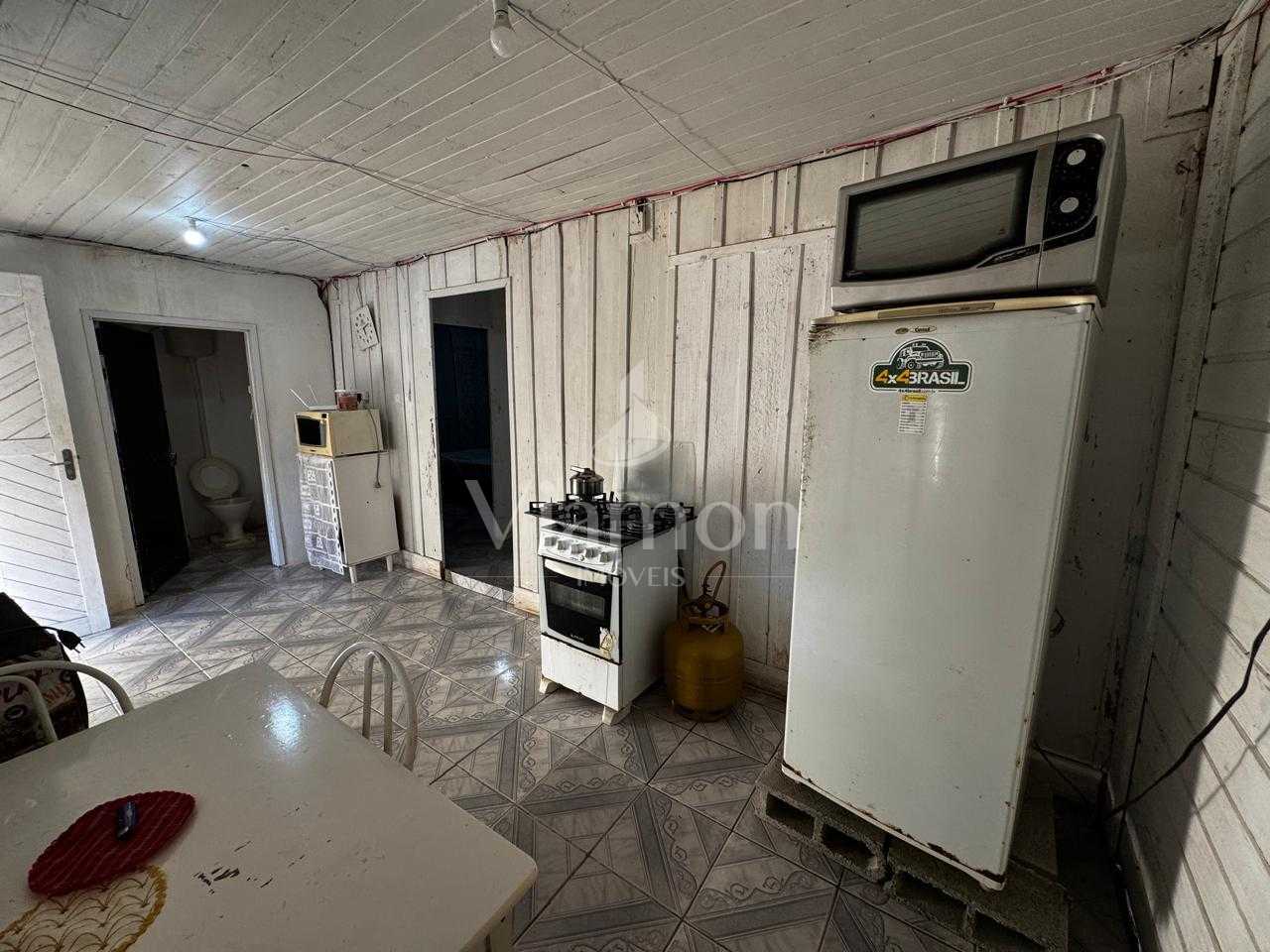 Casa à venda com terreno amplo perto da praia, em  PICARRAS - SC